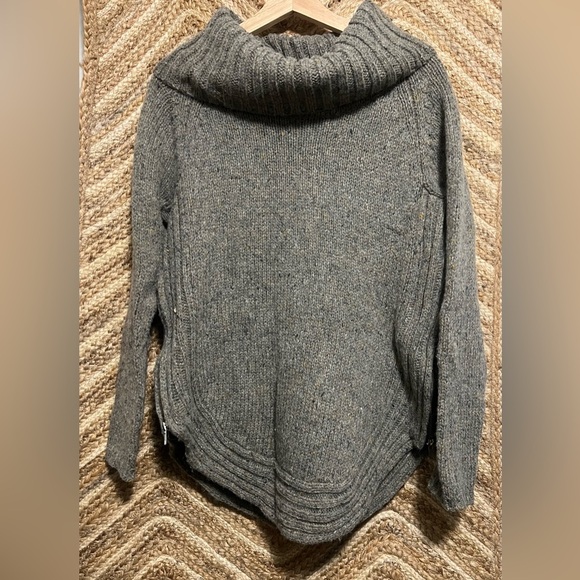 Cynthia Rowley Women's Wool Blend Cowl
Neck Sweater w/ Side Zipper, Size L,Great - Picture 1 of 10
